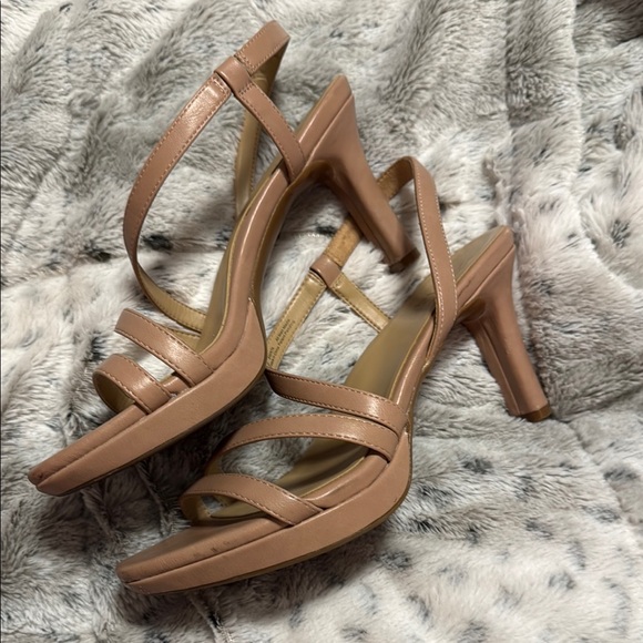 Naturalizer Tan Heels Sleek Design Versatile Style - Picture 4 of 8
